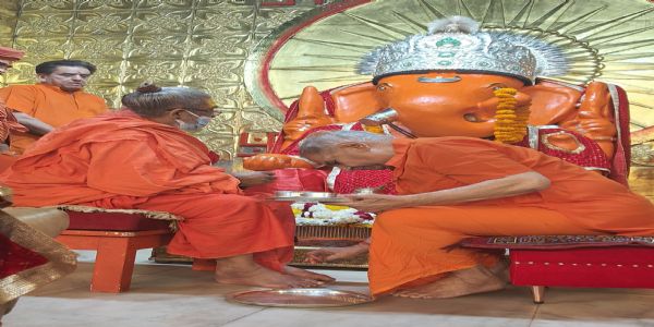 जगद्गुरु वासुदेवानंद सरस्वती कृतवान् मोतीडूंगरी गणेशस्य पूजाम्-अर्चनां च