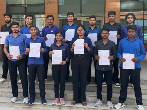 विश्वकर्मा कौशल विश्वविद्यालय में प्लेसमेंट ड्राइव के दौरान चयनित विद्यार्थी।