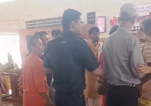 मंगलनाथ मंदिर में विदेश मंत्रालय के अधिकारी के बदसलूकी करते हुए कर्मचारी