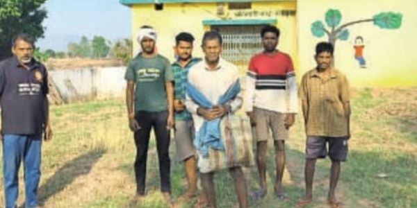 बलरामपुरम् : समयेन आंगनबाड़ी केंद्रस्य संचालने न जाते सति जनपद सदस्यः कार्यकारी यदि कारिंदे वादं सूचितवान्।