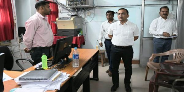 जांजगीरस्य नवपदस्थ समहर्ता जन्मेजयमहोबे समहराणालयकार्यालयस्य निरीक्षणम् अकरोत्
