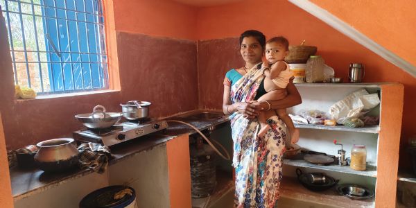 प्रधानमन्त्री आवासयोजनया राधिकायाः जीवने आगतः नूतनः प्रकाशः, स्थायी आवासनिर्माणेन परिवारः सुखिमय जातः
