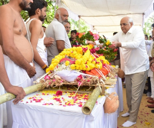 भावनगर के दिवंगत पिता-पुत्र को मुख्यमंत्री भूपेन्द्र पटेल ने गुरुवार सुबह उनके घर जाकर भावपूर्ण श्रद्धांजलि अर्पित की।