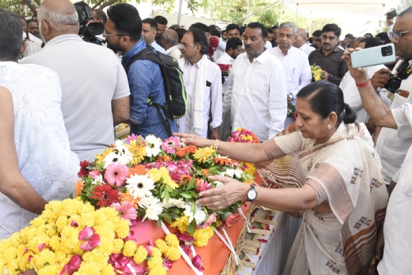 भावनगर के दिवंगत पिता-पुत्र को केन्द्रीय राज्य मंत्री निमुबेन बांभणिया ने गुरुवार सुबह उनके घर जाकर भावपूर्ण श्रद्धांजलि अर्पित की।