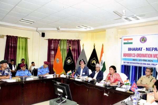 नेपाल के अधिकारियों के साथ मौजूद डीएम दुर्गा शक्ति नागपाल व एसपी खीरी