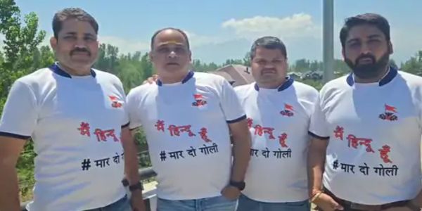 सूरतस्य युवकाः लालचतुष्पथे तिरंगम् उदतोलयन्,भिन्नतया व्यक्तीकृतः आतंकीआक्रमणस्य विरोधः