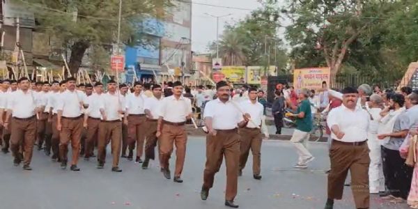 राष्ट्रीय स्वयंसेवकसंघस्य पथसंचलनम्, पुष्पवृष्ट्या अभवत् स्वागतम्