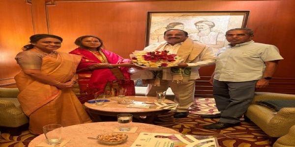 तेलंगानाराज्यस्य कृषि मन्त्रीणां झारखण्ड राज्यस्य कृषिमन्त्री स्वागतं कृतवान्।
