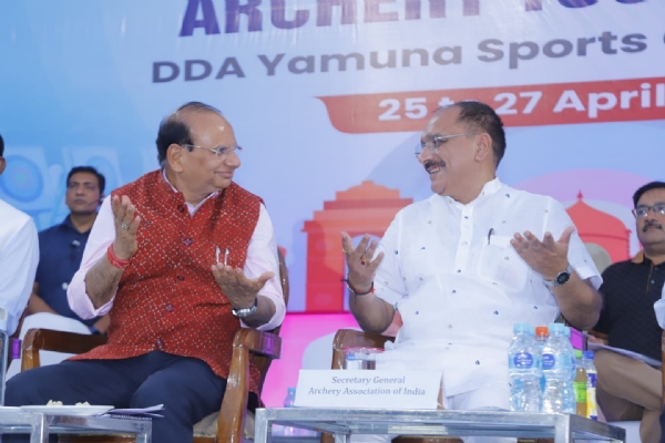 यमुना स्पोर्ट्स क्लब में रविवार को आर्चरी एनटीपीसी नेशनल रैकिंग टूर्नामेंट का फाइनल देखते दिल्ली के उपराज्यपाल विनय कुमार सक्सेना और दिल्ली भाजपा अध्यक्ष वीरेंद्र सचदेवा