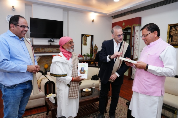 पद्मभूषण अनिल प्रकाश जोशी और कोरे ग्लिकमैन सीएम आवास में मुख्यमंत्री से भेंट करते।