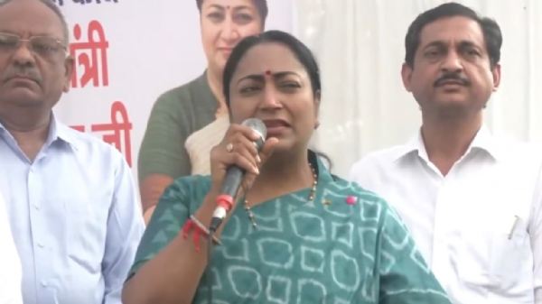 शालीमार बाग विधानसभा क्षेत्र में शनिवार को एक सभा को संबोधित करती मुख्यमंत्री रेखा गुप्ता