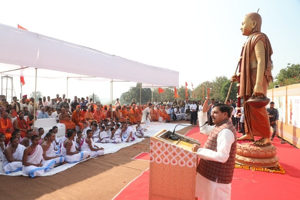आदिगुरु शंकराचार्य की प्रतिमा के दर्शन करने के बाद संबोधित करते हुए मुख्यमंत्री