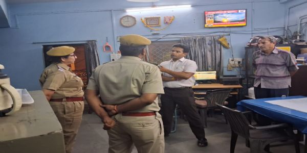 जिल्लायुक्तः पुलिसनियंत्रणकक्षं निरीक्षितवान्, पहलगाम आतंकी आक्रमणोत्तरं  सुरक्षा व्यवस्था दृढीकर्तुं निर्देशः
