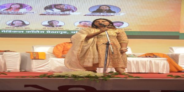 कवयः क्रन्दनम् उत्थापितवन्तः- वयं एकस्य शिरसः स्थाने दश शिरः कर्ततितः स्यात्