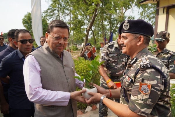 एसएसबी जवानों के साथ मुख्यमंत्री धामी