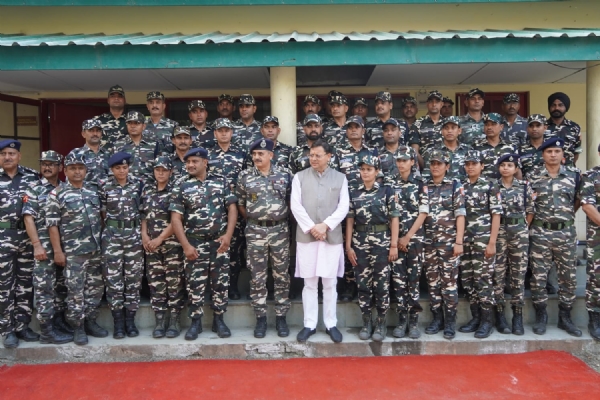 एसएसबी जवानों के साथ मुख्यमंत्री धामी