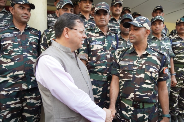 एसएसबी जवानों के साथ मुख्यमंत्री धामी
