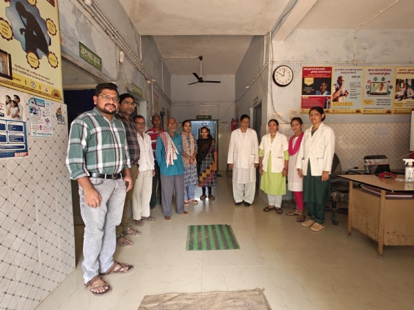 समूह में खड़े हुए प्राथमिक स्वास्थ्य केंद्र बेलरगांव के कर्मचारी।