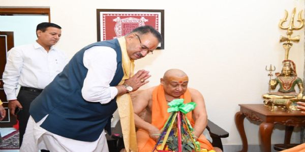 मन्त्रिमण्डलमन्त्री गणेशजोशी सताम् आशीर्वादं प्राप्य कुम्भस्य आयोजनविषये चर्चां कृतवान्