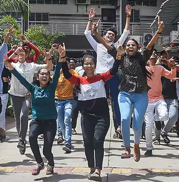 फोटो: महाराष्ट्र में 10वीं कक्षा का परिणाम घोषित होने पर खुशी मनाते छात्र