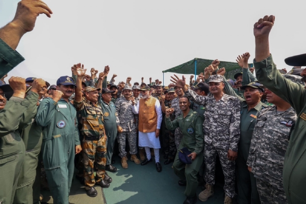 प्रधानमंत्री नरेंद्र मोदी वायु योद्धाओं के साथ