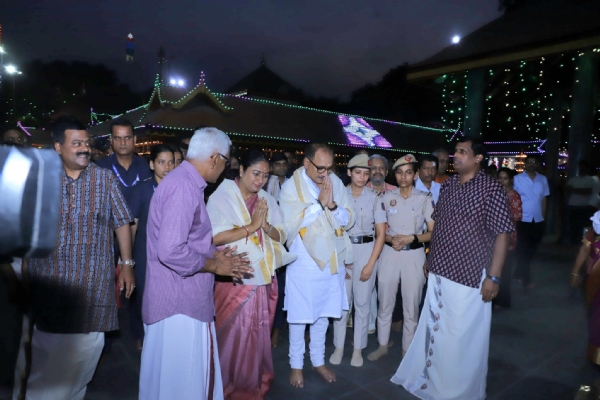 गुरुवायूरप्पन मंदिर के 36वें वार्षिक उत्सव में शामिल होती मुख्यमंत्री रेखा गुप्ता और दिल्ली भाजपा अध्यक्ष वीरेंद्र सचदेवा