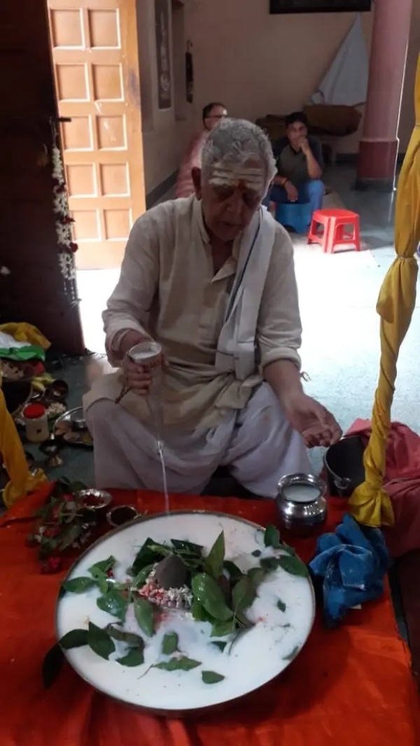 महादेव का पूजा करते सत्तन पांडेय