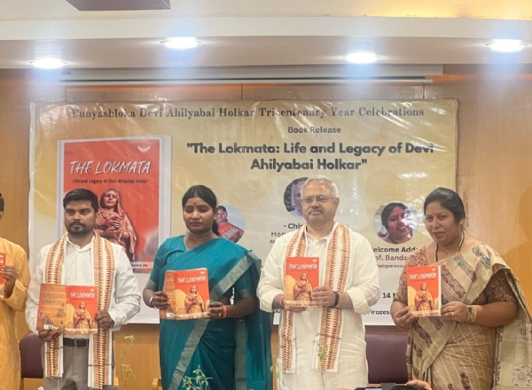 नई दिल्ली स्थित साहित्य अकादेमी में बुधवार द लोकमाता: लाइफ एंड लेगेसी ऑफ अहिल्या बाई होलकर पुस्तक के विमोचन करते राष्ट्रीय स्वयंसेवक संघ के अखिल भारतीय प्रचार प्रमुख सुनील आंबेकर