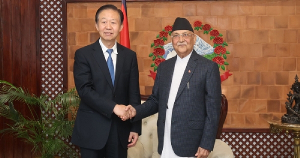 नेपाल के प्रधानमंत्री से मुलाकात करते चीनी संसद के उपाध्यक्ष