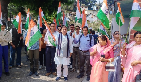 पोखरी में तिरंगा शौर्य सम्मान यात्रा निकलते हुए।