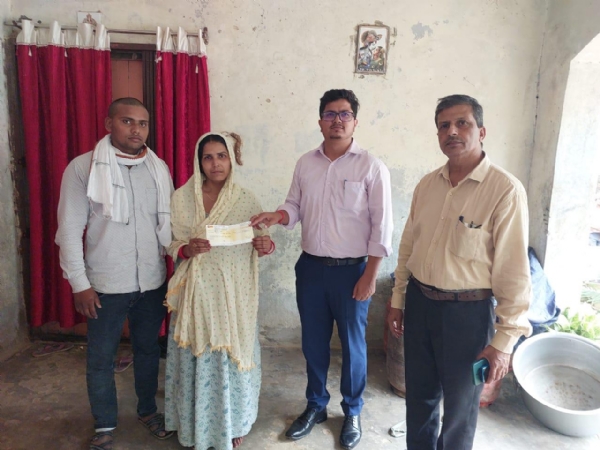 मुख्यमंत्री के निर्देश पर जिला प्रशासन ने प्रदान किया पांच लाख रुपये की आर्थिक सहायता का चेक*
