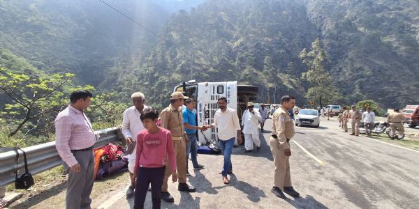 गंगोत्री राजमार्गे तीर्थयात्रिकाणां लोकयानम् आस्फलितम्, दश घातिताः