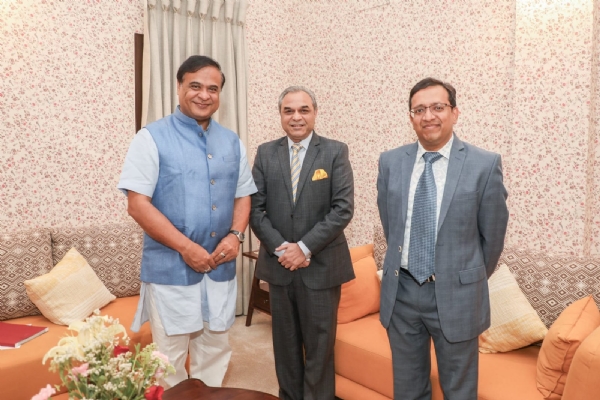 मुख्यमंत्री डॉ हिमंत बिस्व सरमा आईटीसी होटलों के प्रबंध निदेशक अनिल चड्ढा से उनके निवास पर मुलाकात के दौरान।