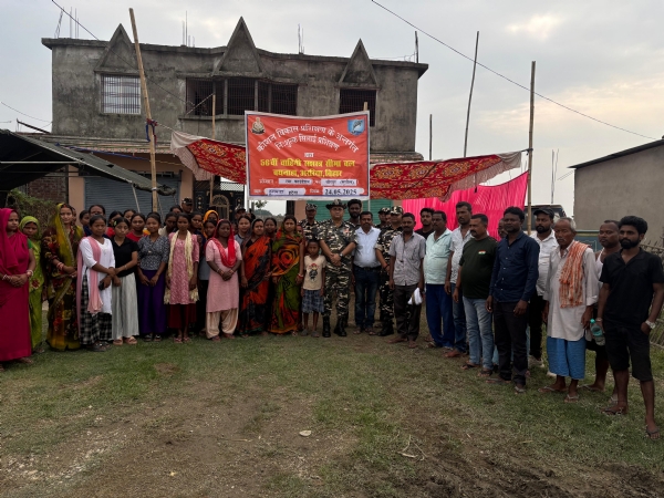 अररिया फोटो: हटेवा गांव में प्रशिक्षण शुभभ के दौरान कमांडेंट और अन्य
