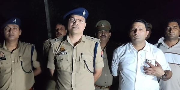 गोकशी के आरोपितों के साथ पुलिस मुठभेड़ की जानकारी देते पुलिस अधीक्षक देहात।