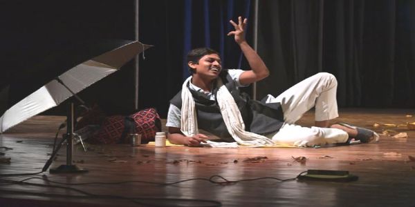 'कुक्कुरगीते' मनुष्यस्य पञ्जरं कालमार्गः च दर्शितः आसीत्