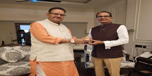कृषिमन्त्री गणेशजोशी केन्द्रीयमन्त्री-शिवराजसिंहचौहानेन सह मेलनं कृतवान्