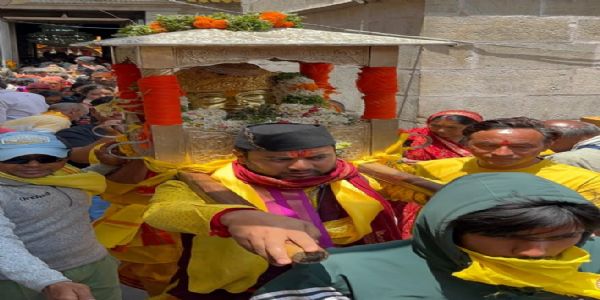 बदरीनाथ धाम्नि समाचरितं जैठ पुजै