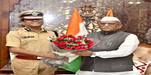 राज्यपालेन सह पुलिस महानिदेशकः डॉ. मेहरड़ा अकरोत् शिष्टाचारपूर्णं मेलनम् भेंट
