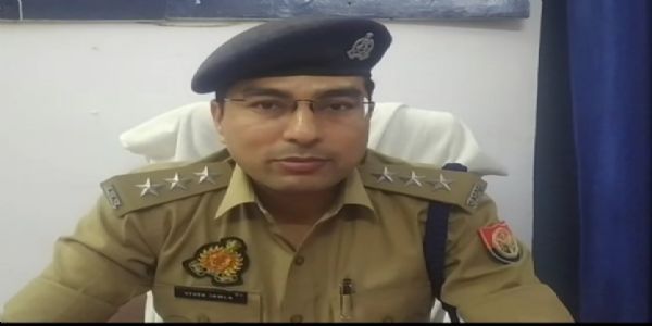 मंजूषायां स्थापितस्य रिवाल्वरास्त्रस्य स्वच्छतावसरे महिलाआहता गोलिकया