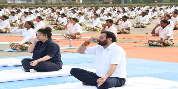 मुख्यमंत्रिणः तथ्यम् - योग दिवसे 11 लक्षमिताः साधकाः एकेन सार्धं करिष्यन्ति योगाभ्यासम्