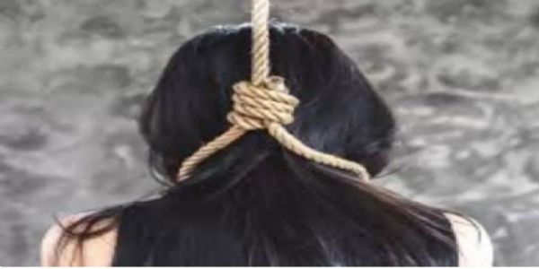 गलबंदपाशेन लंबमानः शवः महिलायाः लब्धः , हत्त्यायाः आरोपः