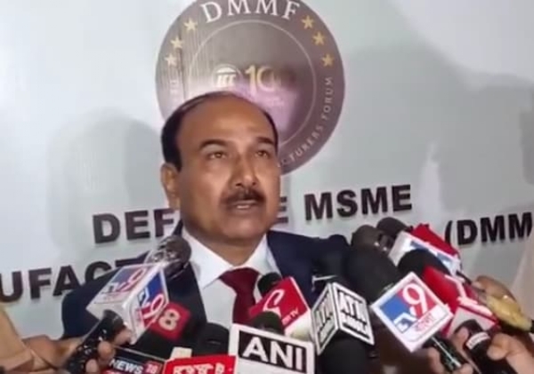 पूर्व वायुसेना प्रमुख एयर चीफ मार्शल (सेवानिवृत्त) अरूप राहा कोलकाता में आयोजित समारोह को संबोधित करते हुए।