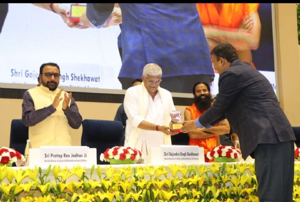 योग कनेक्ट कार्यक्रम में मौजूद गजेन्द्र सिंह शेखावत, योग गुरु बाबा रामदेव