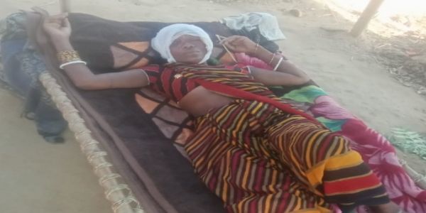 दुर्घटनायां आहत दलित परिवारस्य मॉडर्न ग्रुप सचिवः डॉ शैलेशः कारयति चिकित्साम्