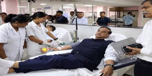 मुख्यमंत्री विश्व रक्तदान दिवसे अकरोत् रक्तदानम्