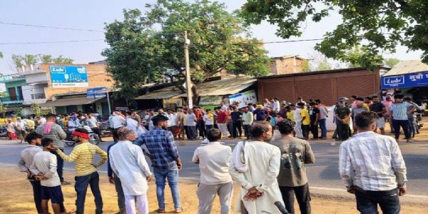 उच्चवेगयुक्तः भारवाहकः एकस्य निर्दोषस्य बालस्य प्राणं गृहीतवान्, तस्य मित्रं घातितम्