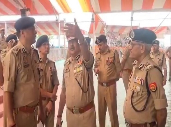 कार्यक्रम का निरीक्षण के दौरान अधिकारियों को निर्देश देते डीजीपी