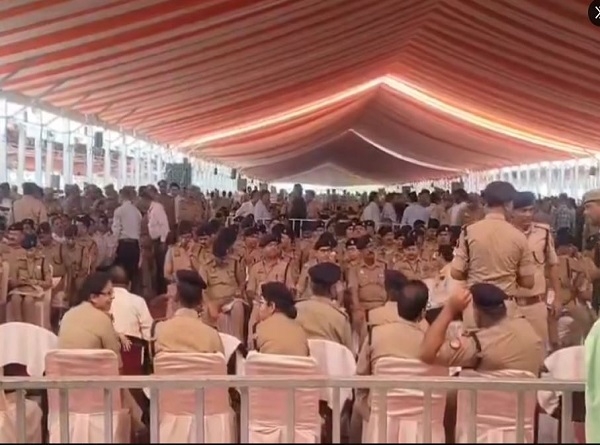 कार्यक्रम स्थल पर पहुंचे पुलिस अधिकारी एवं कर्मचारी