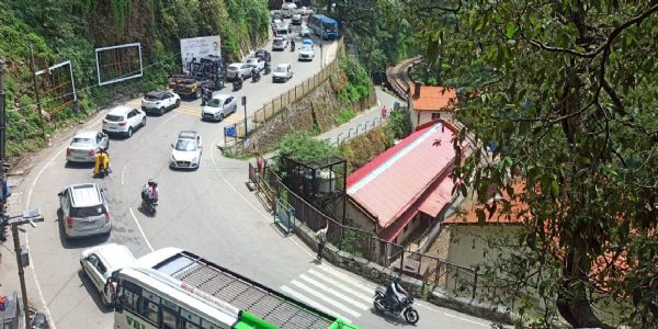 शिमलानगरे यातायातस्य अवरोधः गतिं मन्दम् अकरोत्, यात्रिकाः प्रतिदिनं घण्टाभिः अवरोधम् अनुभवन्ति